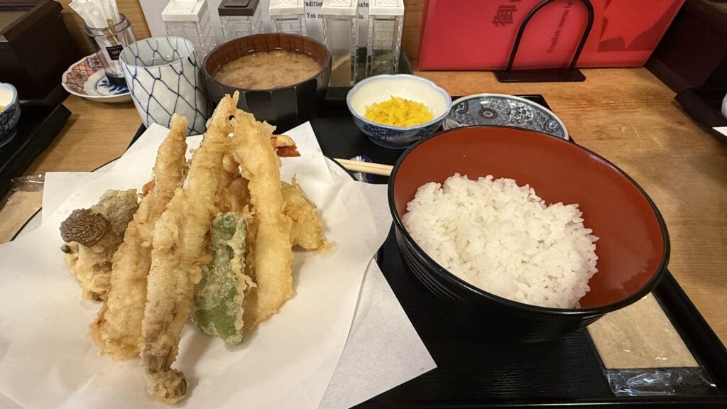 Tempura and rice bowl - Local Food in Tokyo Local
